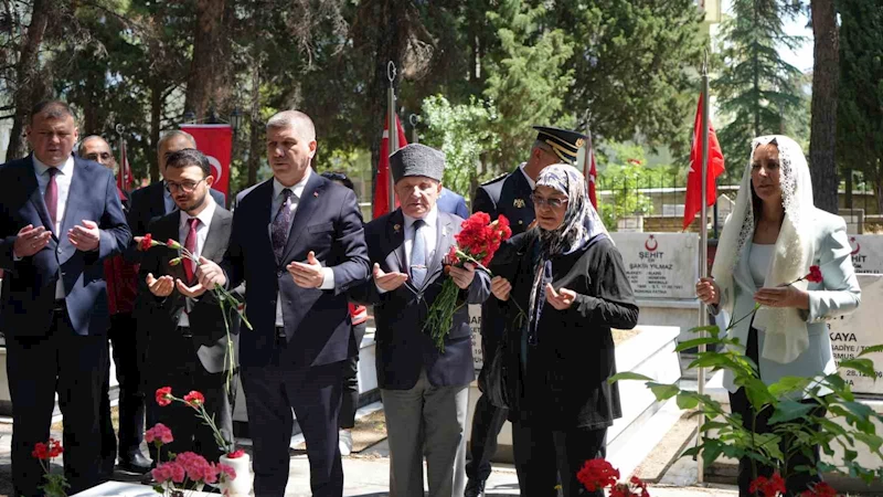 Burdur’da protokol şehitliği ziyaret etti

