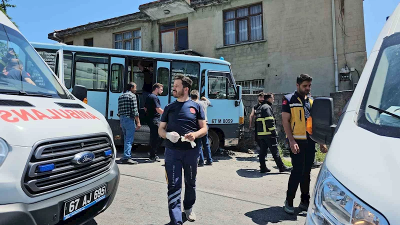 Zonguldak’ta freni patlayan yolcu minibüsü duvara çarptı: 14 yaralı

