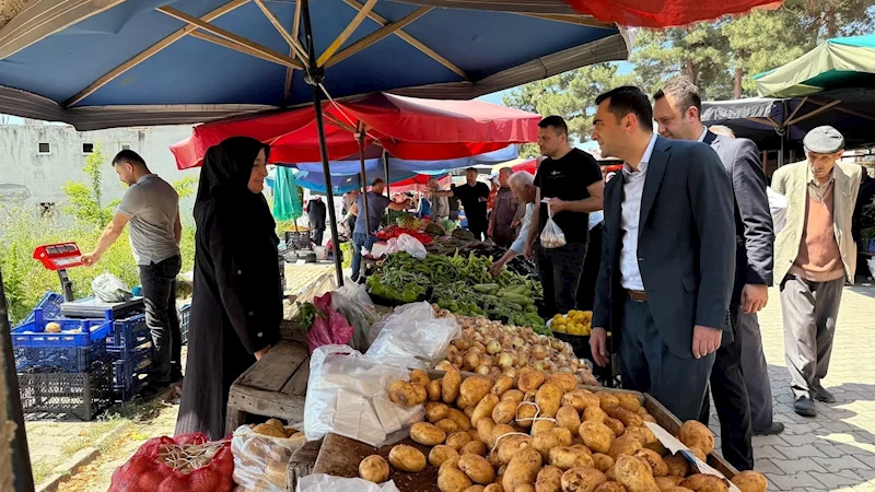 Kaymakam Genç, pazar yerinde vatandaşlarla bayramlaştı
