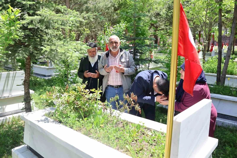 Arefe gününde şehitlikler ziyaret edildi
