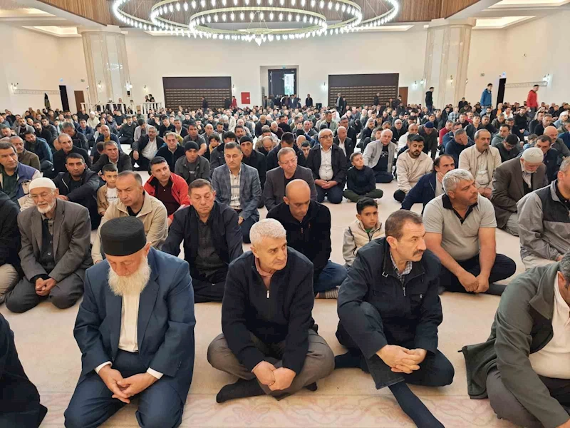 Kars’ta bayram namazında camiler doldu
