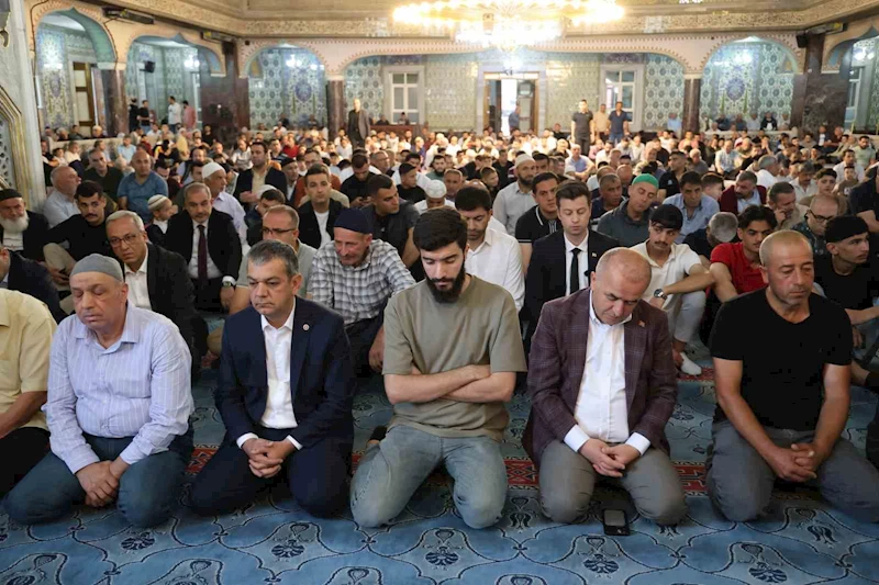 Bayram namazında camiler doldu
