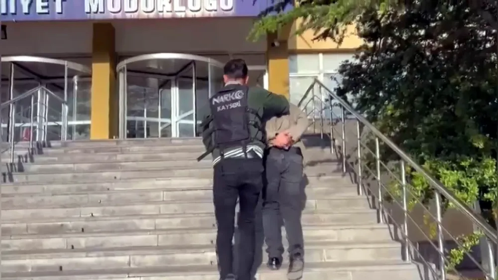 Zehir tacirleri polisten kaçamadı   