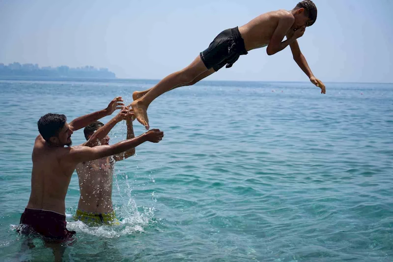 Antalya’da bayramın ilk gününde sahillerde yoğunluk oluştu
