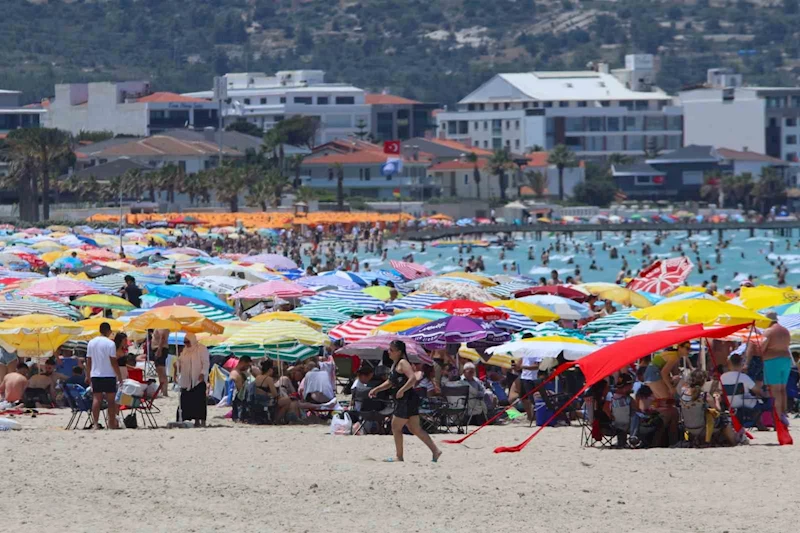 Çeşme’de plajlar doldu taştı nüfus 1 milyonu geçti
