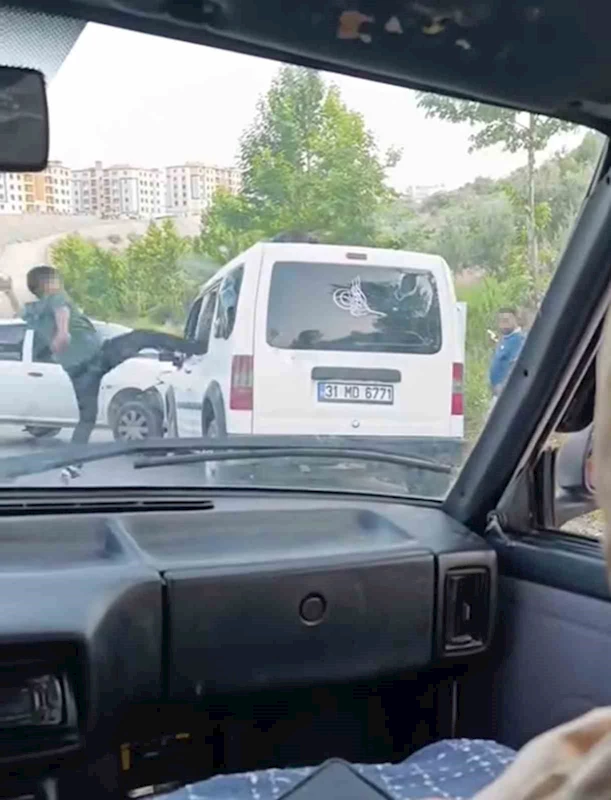 Hayrete düşüren görüntü: Kaza yaptıkları araçtakilere korku dolu anlar yaşattılar
