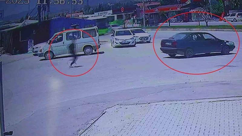 El frenini çekmeyi unuttuğu aracının peşinden koşsa da çaresiz kaldı, o anlar kamerada
