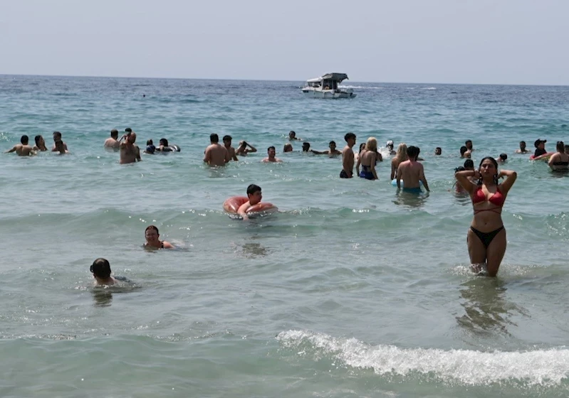 Kuşadası’nda plajlarda bayram yoğunluğu
