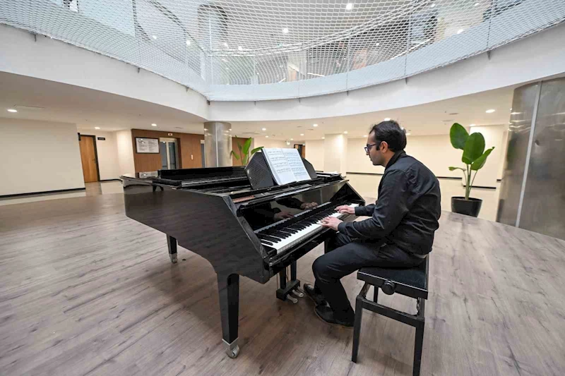 Otizmli genç piyanistin hayali dünyaca ünlü piyanist olmak
