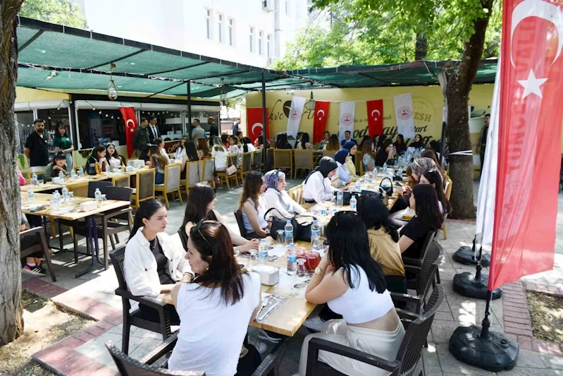 Tunceli Valisi Aygöl’den  memleketine gidemeyen üniversitelilere bayram jesti

