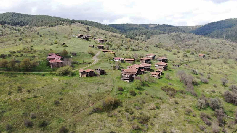 Kastamonu’nun tarihi köy evlerinin mimarisi, doğal güzelliğiyle büyülüyor
