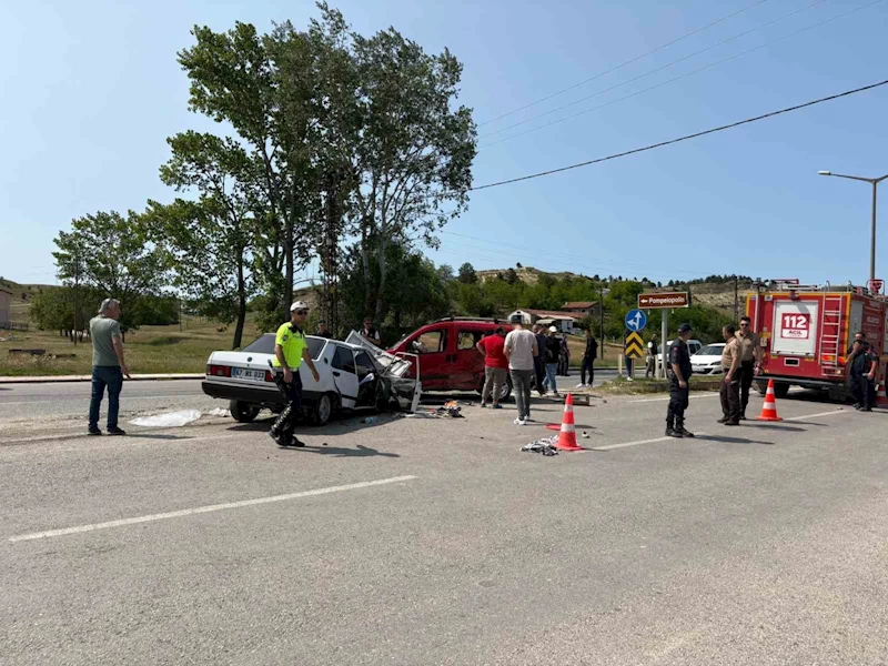 Kastamonu’da Tofaş otomobil ile hafif ticari araç çarpıştı: 5 yaralı
