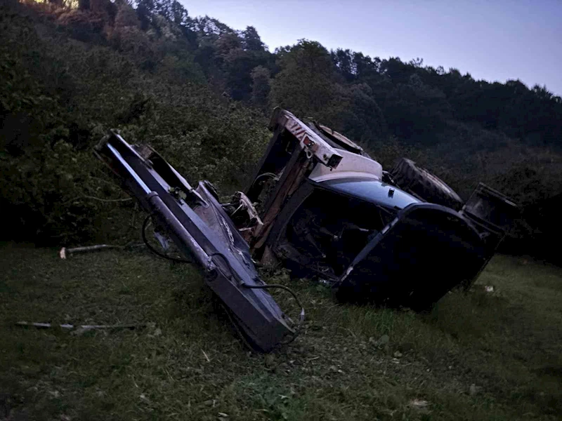 Yamaçtan yuvarlanan iş makinesinden atlayarak kurtuldu
