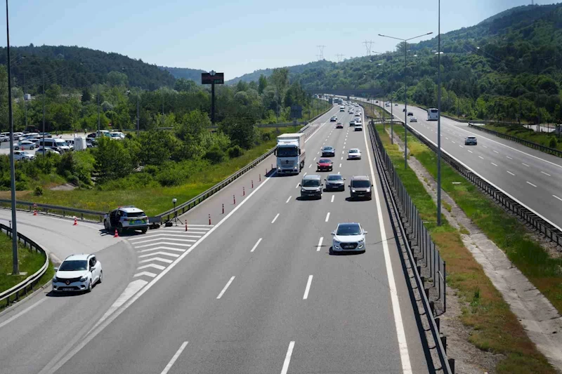 Tatilcilerin dönüş yolculuğu başladı: Bolu geçişinde akıcı yoğunluk
