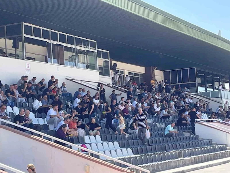 Yarışseverler bayramın son gününü hipodromda geçirdi
