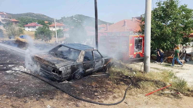 Burdur’da park halindeki otomobil alev alev yandı
