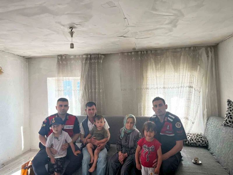 Gördes Jandarmasından şehit yakınlarına bayram ziyareti
