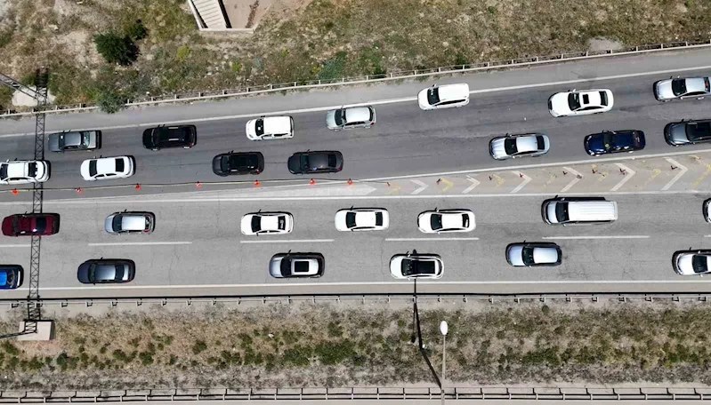 43 ilin geçiş güzergahında trafik yoğunluğu yeniden arttı: Tatilcilerin dönüş yolculuğu sürüyor
