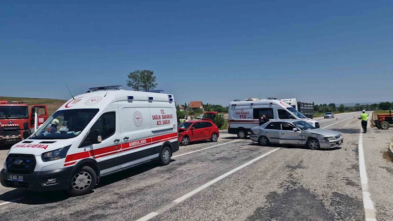 Çorum’da iki otomobil çarpıştı: 4 yaralı

