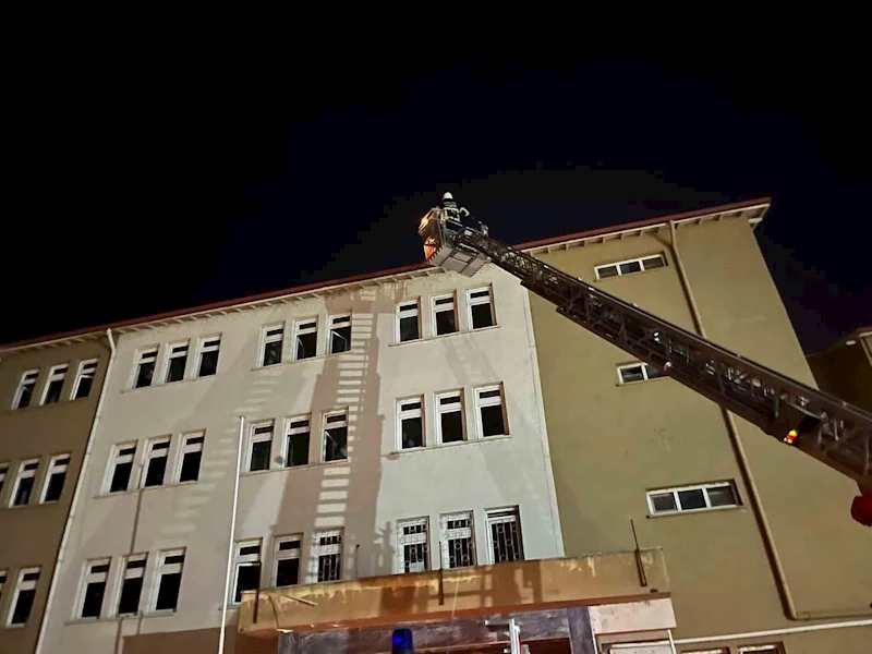 Okulun çatısında mahsur kalan yavru kedi, itfaiye ekiplerince kurtarı
