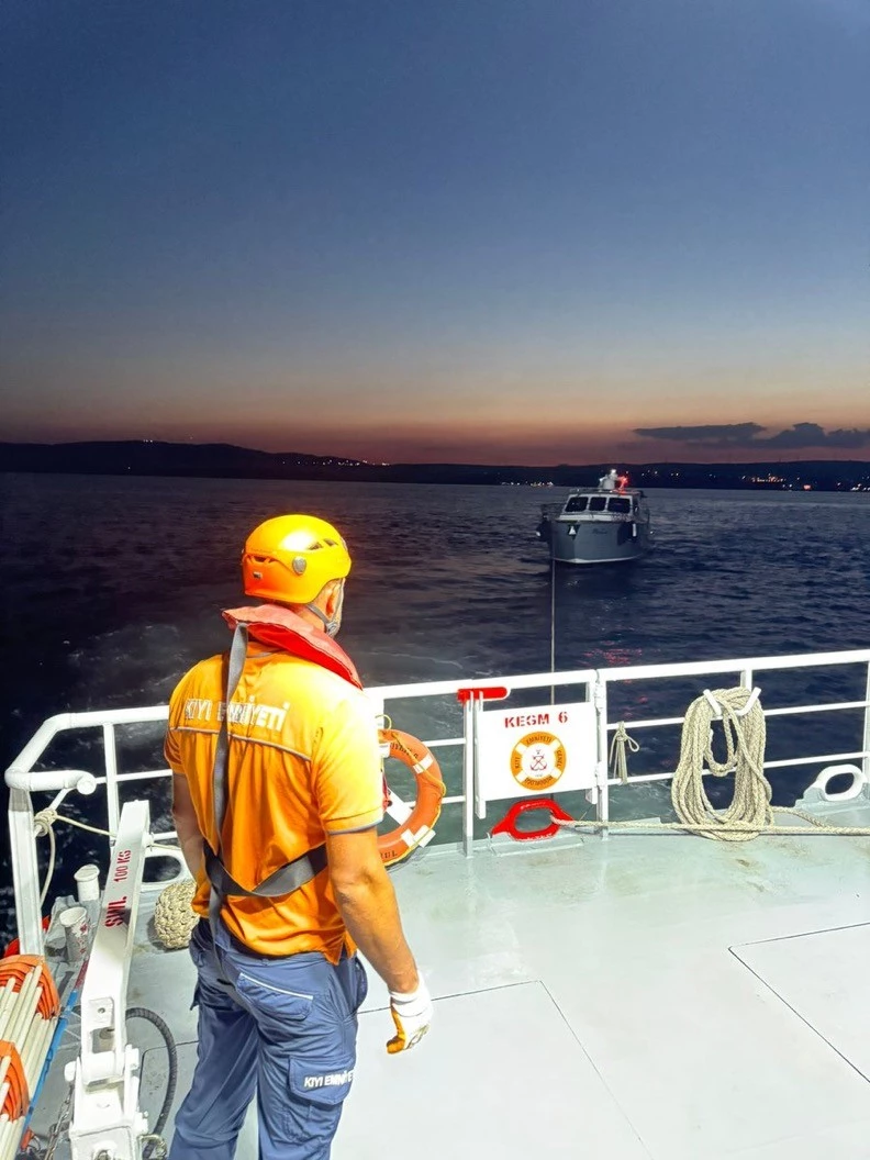 Çanakkale Boğazı’nda sürüklenen teknedeki 6 kişi kurtarıldı

