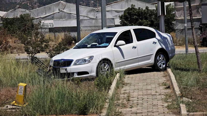 Refüje çıkan otomobildeki 3 kişi yaralandı
