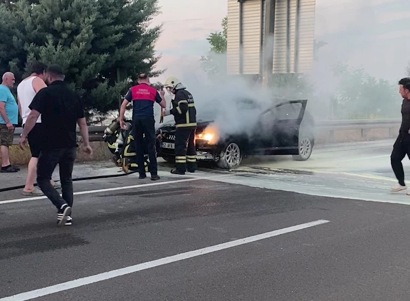 Ordu’da motor kısmından alev alan araçta maddi hasar meydana geldi
