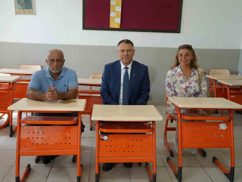 Rektör, 50 yıl sonra ilkokul öğretmeni ile ilk harfleri öğrendiği sıralara geri döndü
