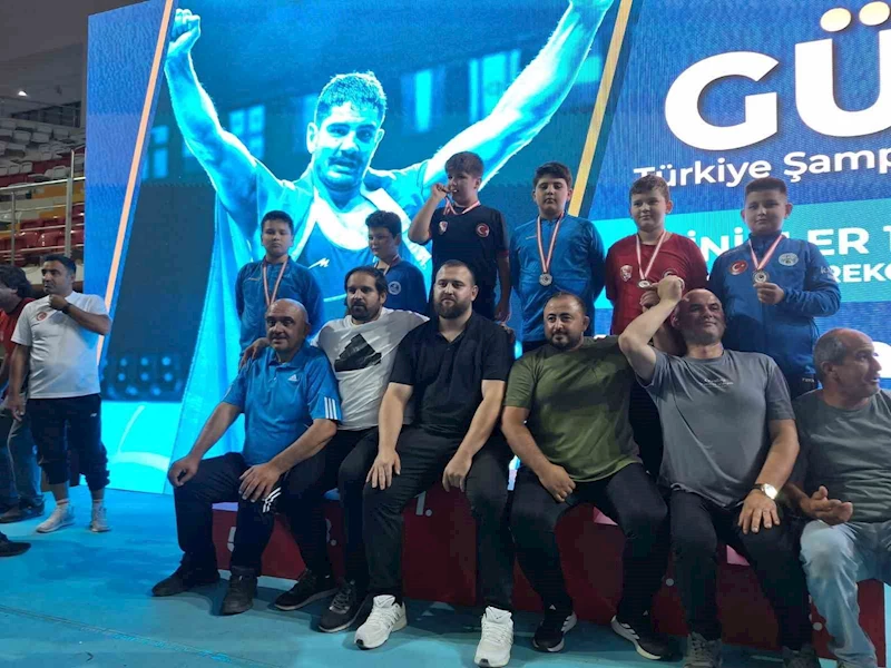 6 sporcu milli takım kampında
