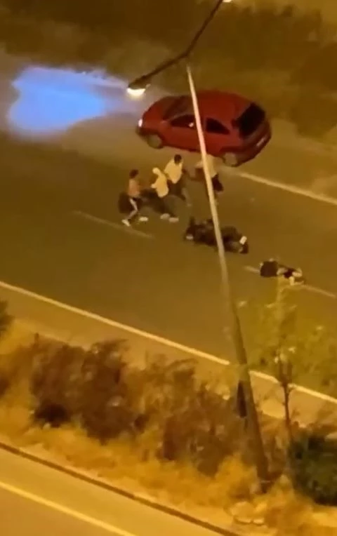 Avcılar’da kavga eden şahısları ayırmaya çalışan kadın bayıldı
