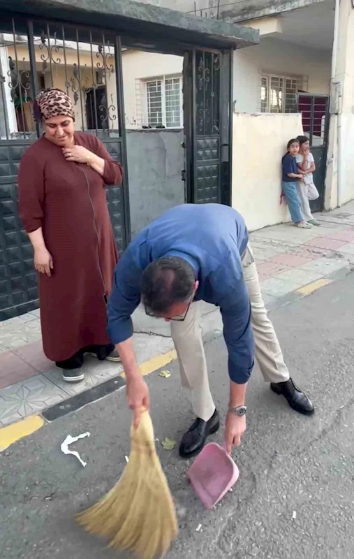 Belediye başkanı sokağı süpüren kadının elinden süpürgeyi alıp kendi süpürdü
