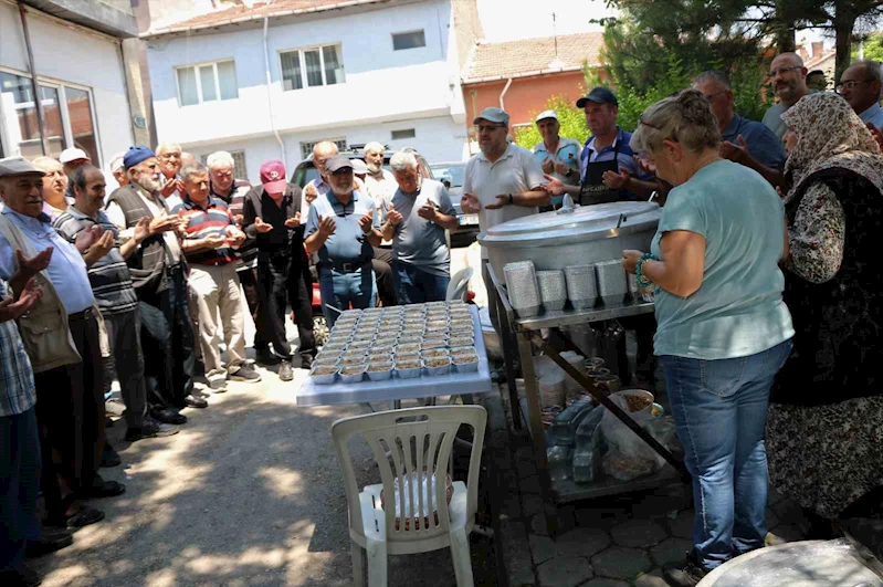 10 yıldır devam eden aşure ikramı bu yıl da sürdü
