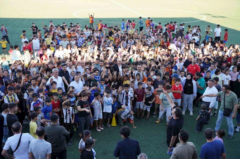Yaz spor okullarına katılan öğrencilere forma desteği
