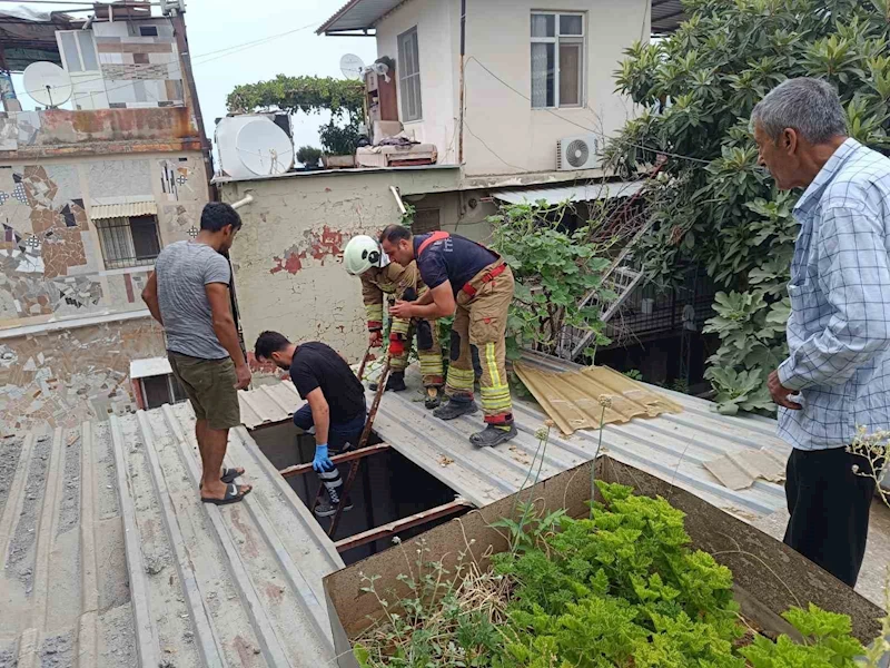 Demir saçın çökmesiyle çatıdan düşen kadın yaralandı
