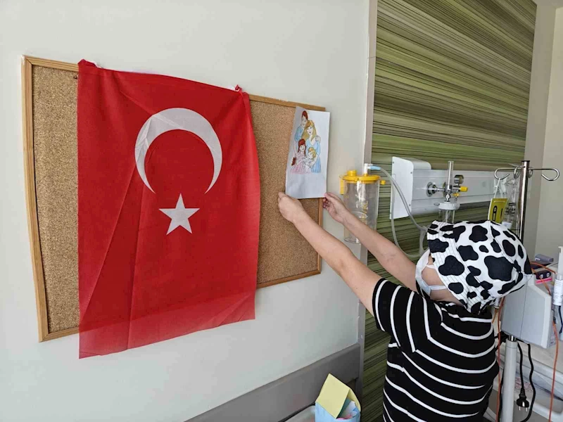 Lösemi hastası küçük çocuk, balonlarla taburcu oldu
