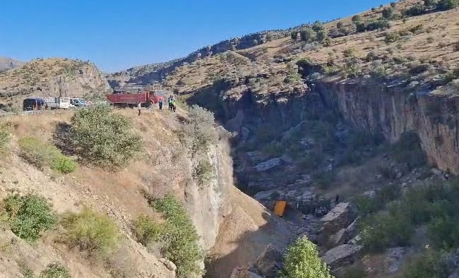 Kontrolden çıkan kamyon uçuruma düştü: 1 ölü
