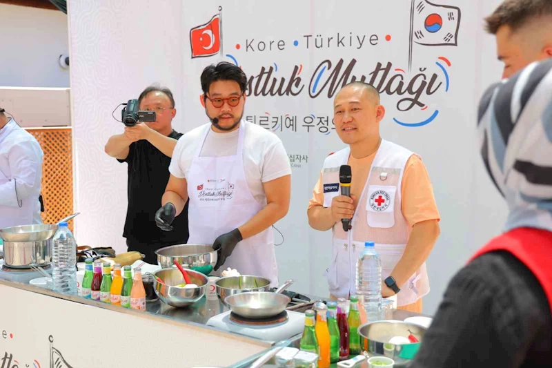 Deprem bölgesinde dostluk yemeği
