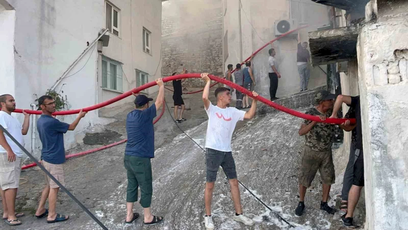 Mahalle sakinlerinden alevlere karşı insan zinciri
