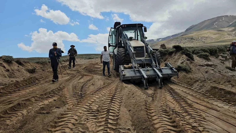 Aydınlar Belediyesinden dağcılar için Süphan Dağı’nda yol çalışması
