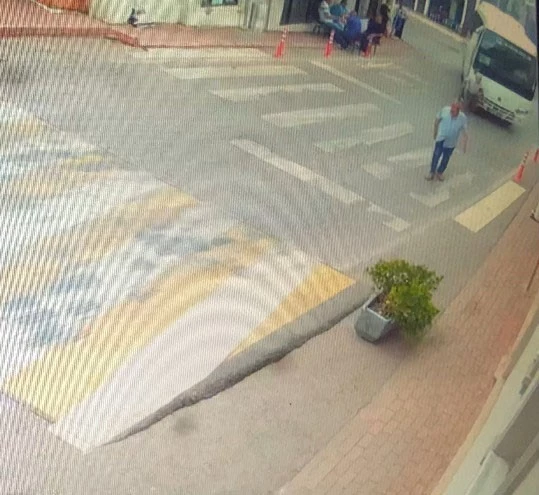Minibüsün altında kalan yaşlı adam ağır yaralandı
