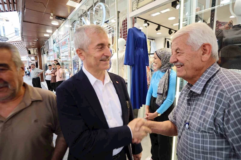 Başkan Tahmazoğlu vatandaş ve esnaf ile iç içe
