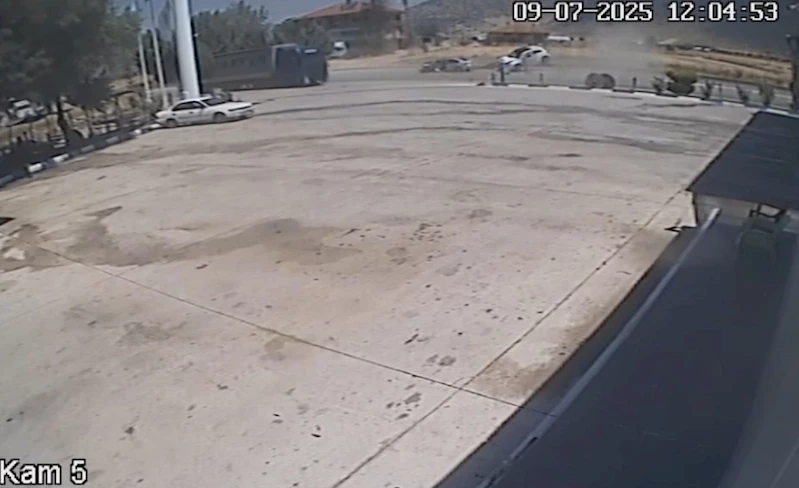 Burdur’da 2’si çocuk 5 kişinin yaralandığı kaza anı görüntüleri ortaya çıktı
