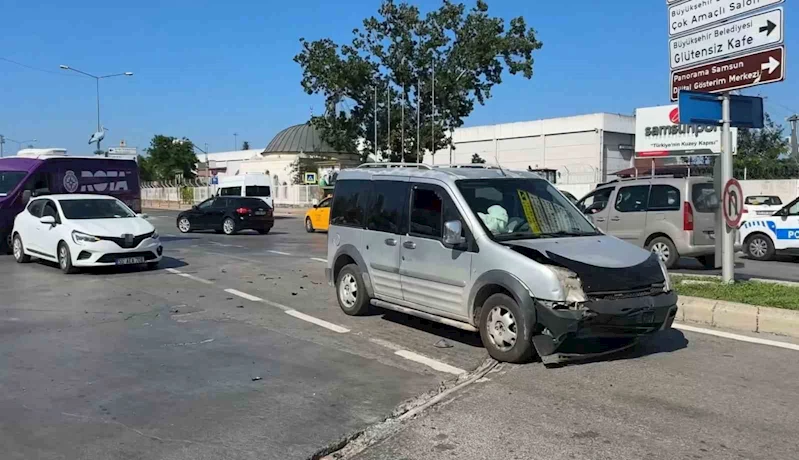 Samsun’da hafif ticari araç otomobille çarpıştı: 1 yaralı
