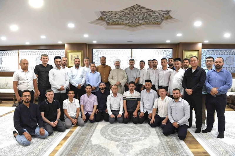 Diyanet İşleri Başkan Erbaş, Türk devletlerinden gelen akademisyen ve öğrencilerle buluştu

