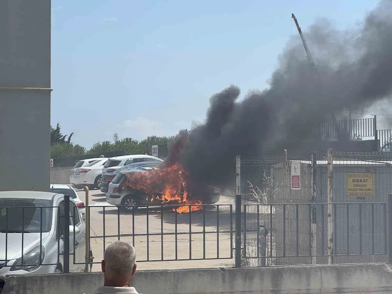 Bandırma’da hastane otoparkında araç yangını
