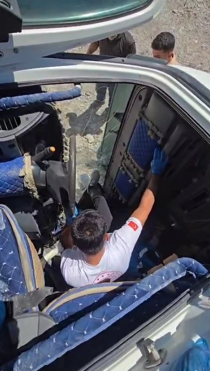 Sağlık görevlileri kamyonun camını kırarak yaralıya müdahale etti
