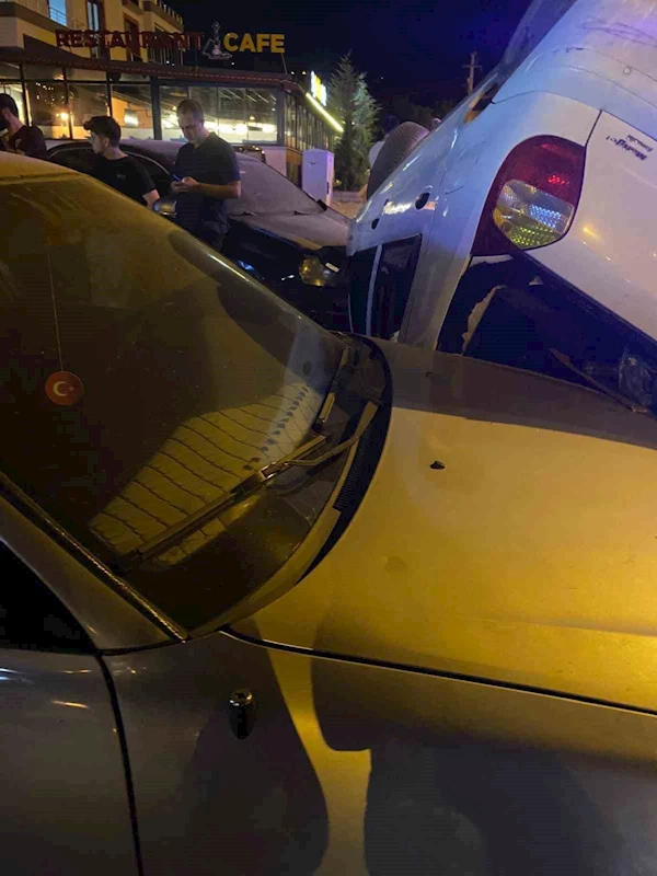 Elazığ’da takla atan otomobil, park halindeki araçlara çarptı
