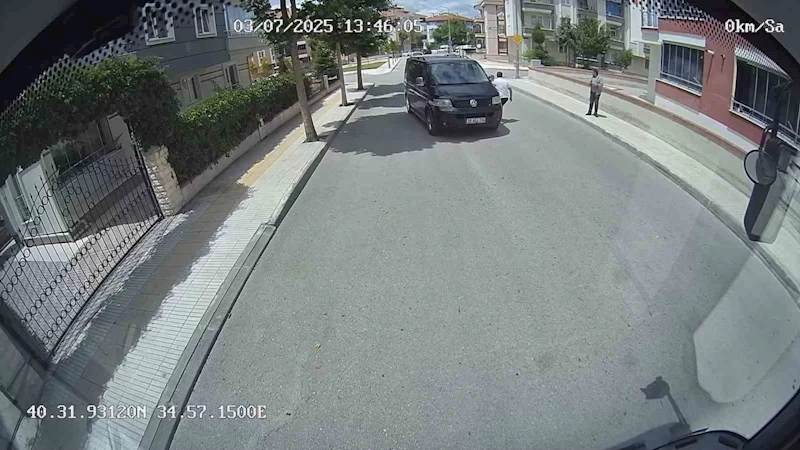 Halk otobüsü şoförünün dikkati kazayı önledi: O anlar kamerada
