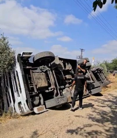 Osmaniye’de kontrolden çıkan tır devrildi: 2 yaralı
