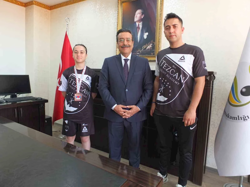 Burhaniye Kaymakamı Atilla,  başarılı sporcuyu ödüllendirdi
